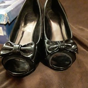 Black high heeled shoes with black bow